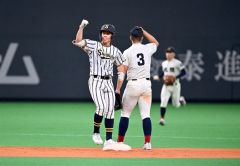 【決勝・白樺学園―北照】初回、白樺学園の先頭打者・横田晃大が二塁打を放ち塁上でガッツポーズ