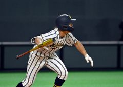 【決勝・白樺学園―北照】初回、白樺学園の先頭打者・横田晃大が二塁打を放つ