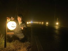 ジャック・オー・ランタンのちょうちんを紹介する町商工会職員