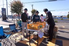 野菜を買い求める来場者