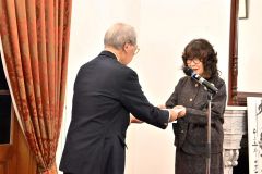 賞状を受け取る池田さん（右）