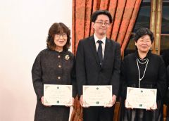 他の受賞者とともに、賞状を手に記念撮影に応じる池田さん（左）