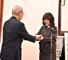 贈呈式で賞状を受け取る池田さん（右）