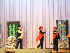「スイミー」の劇を演じる子どもたち
