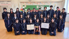 全国大会に挑む帯広三条高校合唱部の生徒ら（前列右から３人目が大場葉月部長）