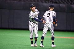 【決勝・白樺学園－北照】９回、白樺学園の窪田侑（右）に後を託しマウンドを降りる鎌仲賢吾