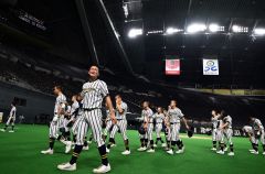 【決勝・白樺学園－北照】惜しくも敗れ悔しそうな表情を浮かべる菊島有佑主将（手前左）ら白樺学園ナイン