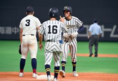 【決勝・白樺学園－北照】７回、２死から左前打を放ち一塁で笑顔をみせる白樺学園の鎌仲賢吾
