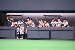 ベンチからから声を出す選手たち