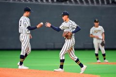 ５回途中、白樺学園の先発玉手瑛斗投手（左）からボールを受け取り、マウンドへ上がる鎌仲賢吾投手