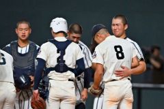 試合後、北照の手代森輝斗主将（右手前）と健闘をたたえ合う白樺学園の菊島有佑主将（右）
