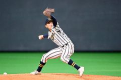 ５回途中から登板し力投する白樺学園の鎌仲賢吾投手