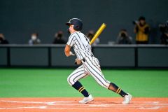 【決勝・白樺学園―北照】白樺学園は８回、先頭の横田晃大がこの日３安打目となる左前打を放つ