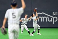 白樺学園は２回、後藤健遊撃手（右）が中前に落ちる飛球を好捕。左は横田晃大中堅手