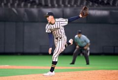【決勝・白樺学園―北照】５回途中のピンチから登板し力投する白樺学園の鎌仲賢吾