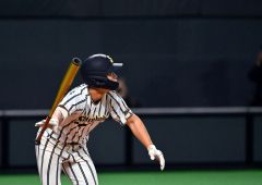 【決勝・白樺学園―北照】初回、白樺学園の先頭打者・横田晃大が二塁打を放つ