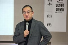 憲法について講演する岩本教授
