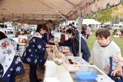 家族連れなど多くの人でにぎわった感謝市