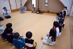 お茶室に正座し、作法などを学んだ園児たち