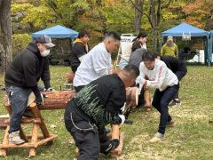 歓声に包まれ丸太切り大会