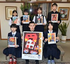 中学生の部入賞者。前列中央が最優秀賞の門馬さん