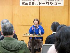 ミニチュア人形の制作について語る高山さん