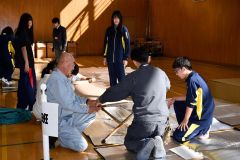避難所設営を学ぶ生徒たち（広尾町役場提供）