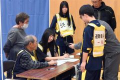 避難者役と受け入れ側役に扮した避難所の運営訓練