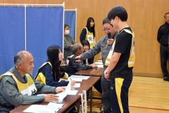 避難者役と受け入れ側役に扮した避難所の運営訓練