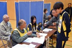 避難者役と受け入れ側役に扮した避難所の運営訓練