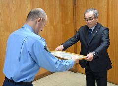 澁谷署長（左）から伝達を受ける三浦さん