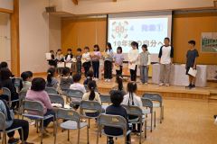10年後の自分に宛てた手紙を発表する児童ら