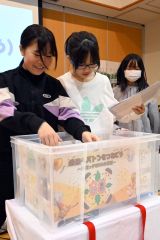 思い出の品を納める児童ら