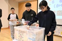思い出の品を納める児童ら
