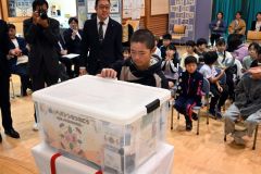 封をする石橋児童会長