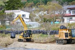 厚内川左岸で進む大型土のう設置工事