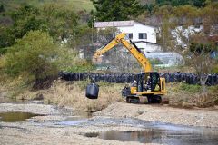 厚内川左岸で進む大型土のう設置工事