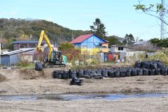 厚内川左岸で進む大型土のう設置工事