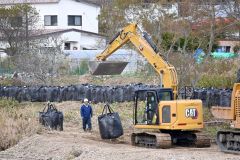 大雨で被災の厚内川左岸に土のう積み 帯広建設管理部浦幌出張所