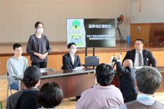 仕事のやりがいなどについて紹介する（左から）金井さんと斉藤さんと西尾さん