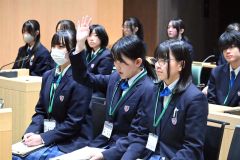 再質問を求める高校生議員ら
