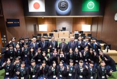 高校生議会を終えた議員役の生徒、理事者、町議ら