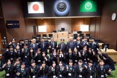 高校生議会を終えた議員役の生徒、理事者、町議ら