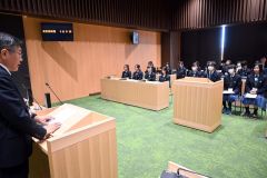 黒川町長（左）の答弁に耳を傾ける高校生議員ら
