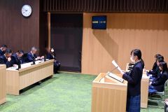 黒川町長（左）に答弁を求める高校生議員ら
