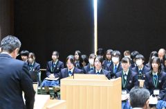 黒川町長（左）の答弁に耳を傾ける高校生議員ら
