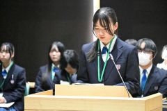 議場で質疑する高校生議員