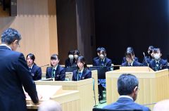 黒川町長（左）の答弁に耳を傾ける高校生議員ら
