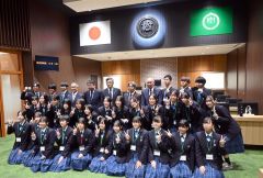 高校生議会を終えた議員役の生徒、理事者、町議ら