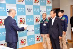 (写真左から)本田学町長から感謝状を受け取る現場関係者